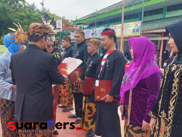 Pada Hari Amal Bakti Kemenag Sumenep Memberikan Tanda Kehormatan PNS