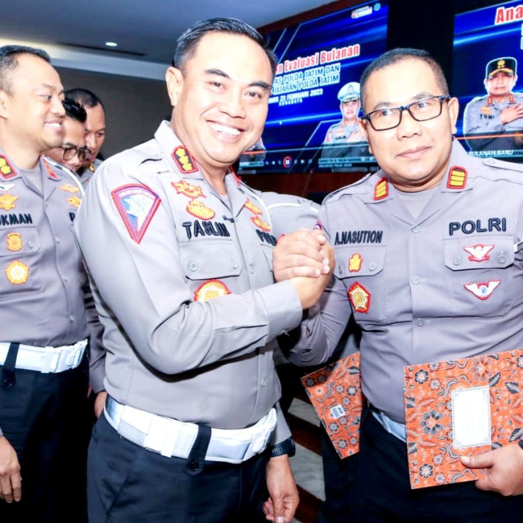 Berhasil Mengungkap Kasus Tabrak Lari, Dirlantas Polda Jatim Berikan Piagam Penghargaan Kepada Satlantas Polres Sumenep