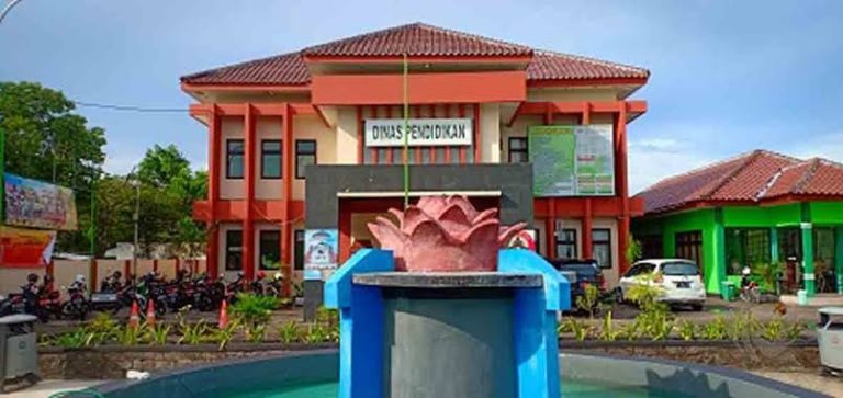 Pusat Kegiatan Belajar Masyarakat (PKBM) Sumenep diduga ditilap oleh oknum dinas terkait.