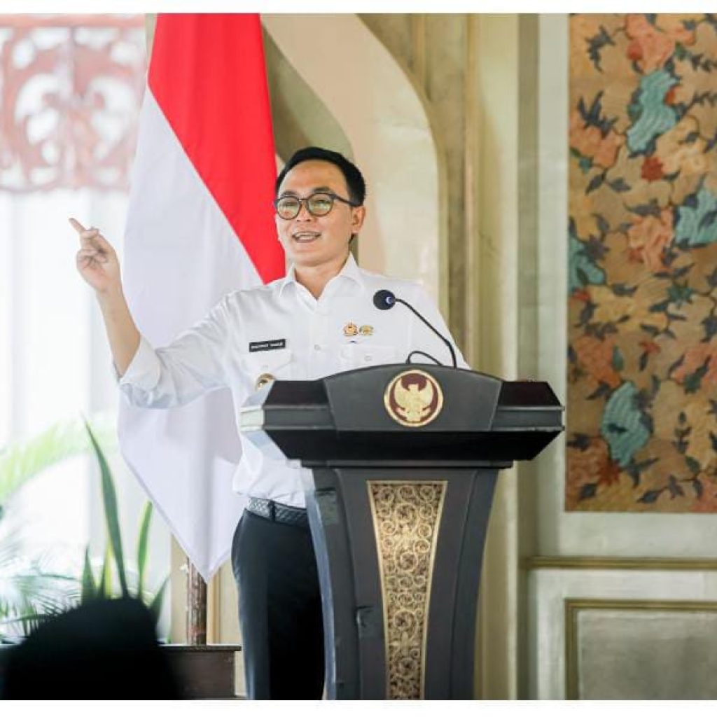 LESTARIKAN BAHASA MADURA BUPATI PAMEKASAN BAGI-BAGI TIPS.