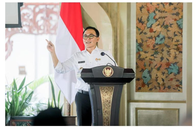 LESTARIKAN BAHASA MADURA BUPATI PAMEKASAN BAGI-BAGI TIPS.