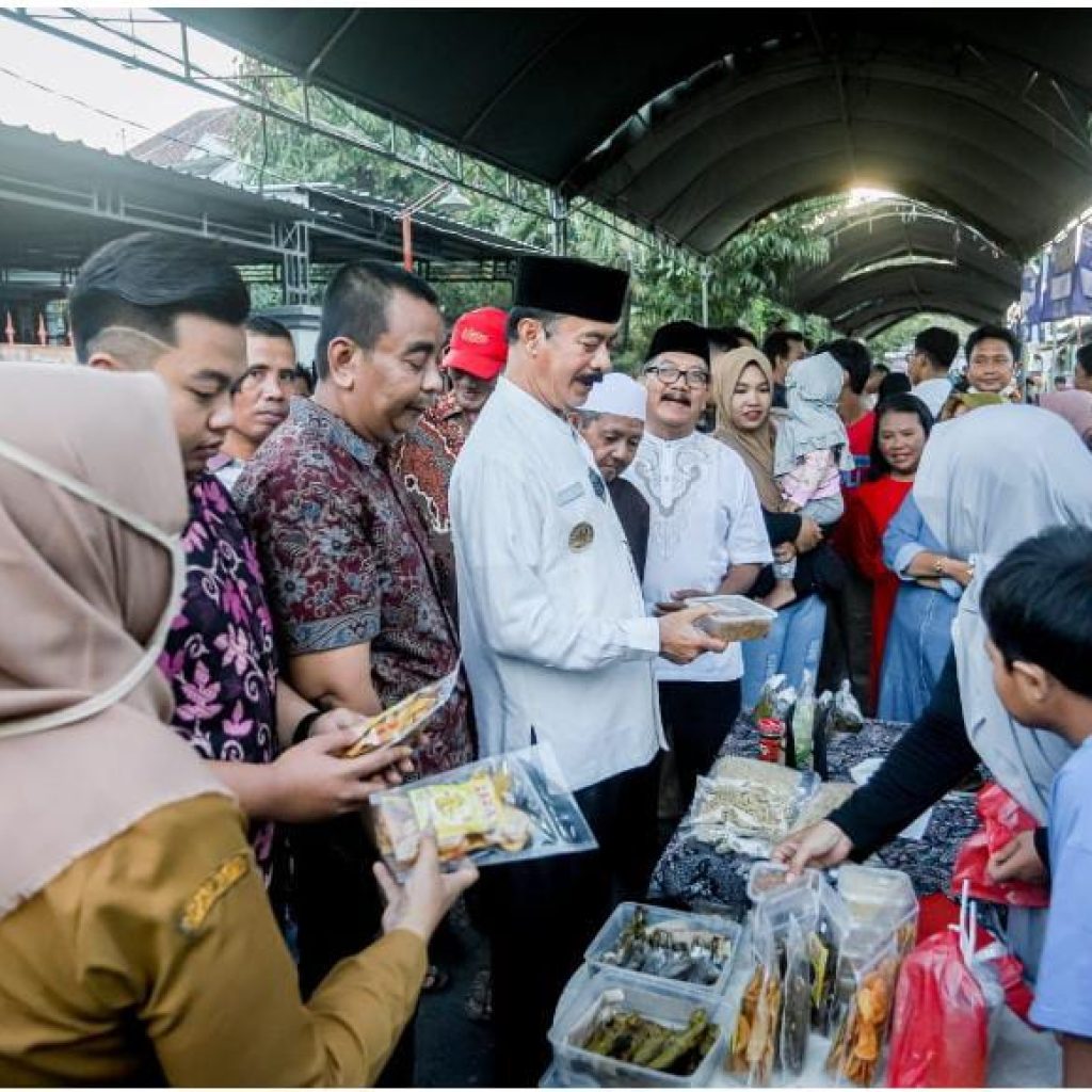 USAI BUKA BAZAR RAMADHAN, WABUP PAMEKASAN BORONG DAGANGAN WARGA