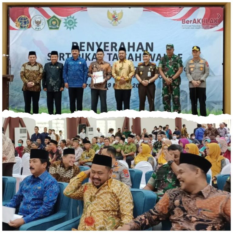 Menteri ATR/BPN Hadi Tjahjanto Menyerahkan Sertifikat Tanah Wakaf Kepada Ketua PCNU Dan Muhammadiyah Gresik.