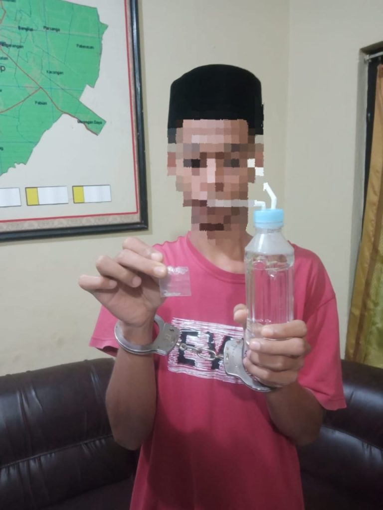 Tangkap Pemuda Sumenep, saat hendak menghisap sabu dikamar Kos Batuan.