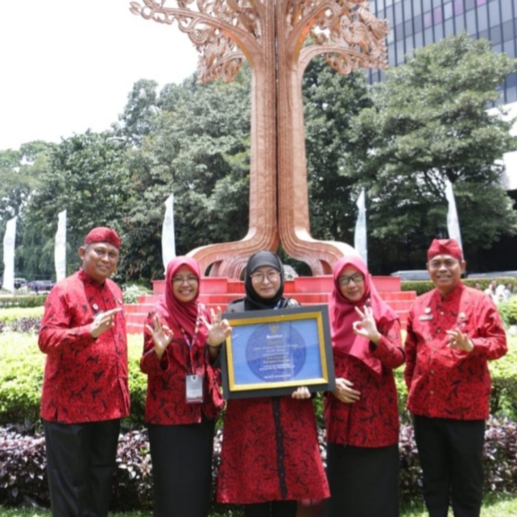 Dinas Lingkungan Hidup Kabupaten Sumenep memperoleh Sertifikat Adipura 2022