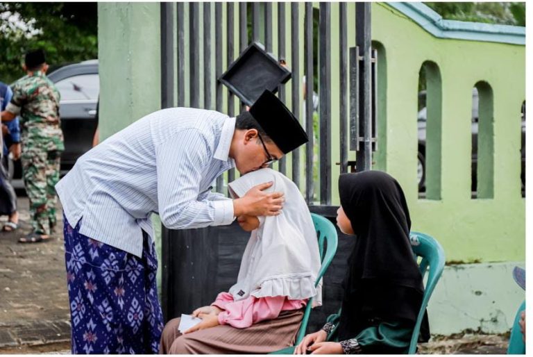 Bupati Pamekasan sapa warga Pasean dan santuni anak yatim.