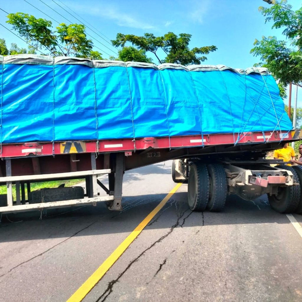 Sebuah truk kontainer menutupi Jalan Raya Rong-erong Desa Bluto, di duga tidak mampu naik tanjakan tajam.