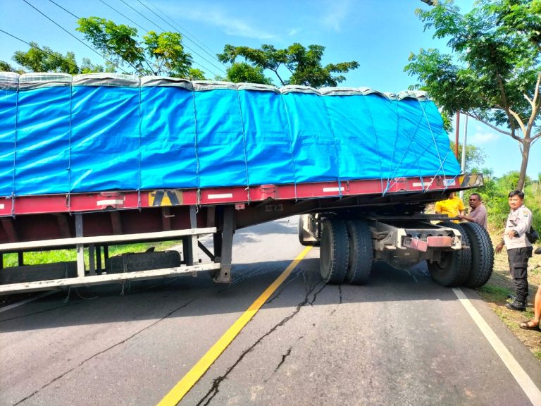 Sebuah truk kontainer menutupi Jalan Raya Rong-erong Desa Bluto, di duga tidak mampu naik tanjakan tajam.