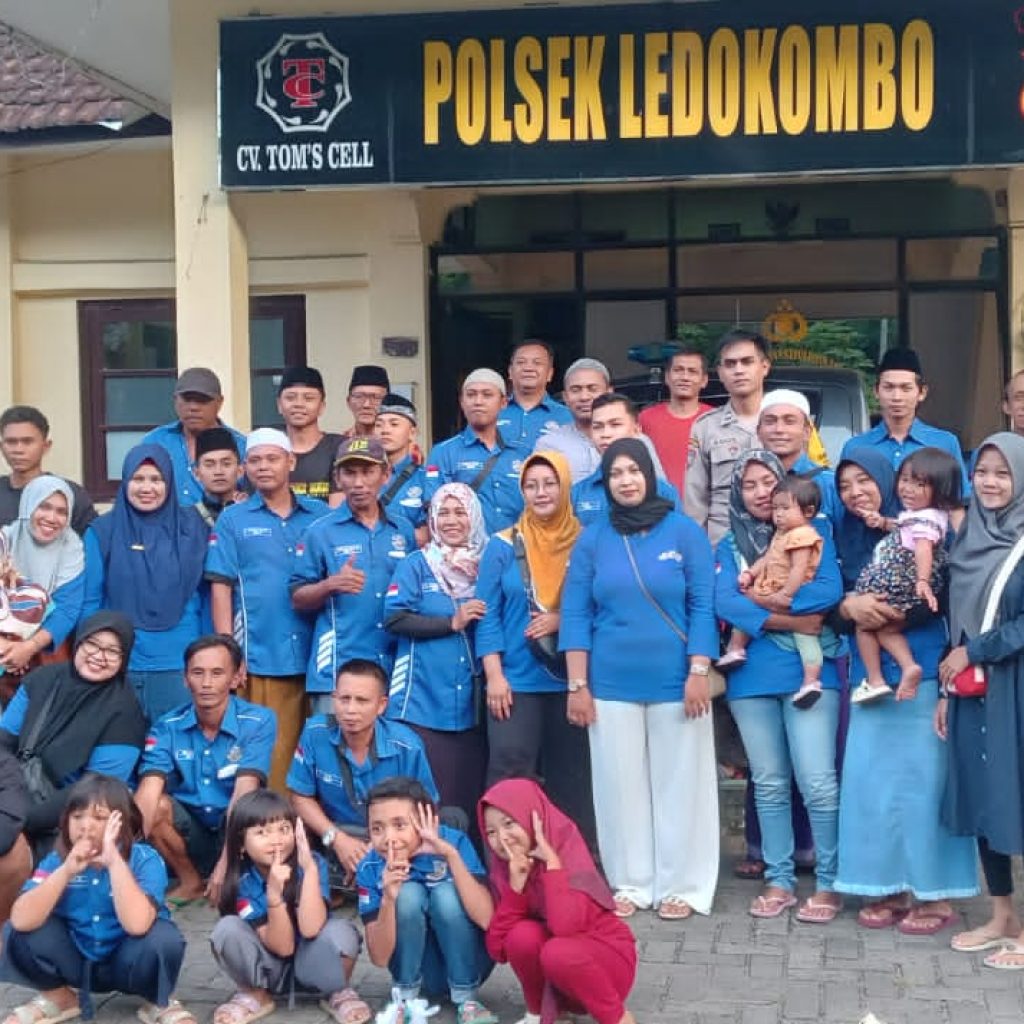 Asosiasi pengemudi logistik (ASPAL) jember.acara beramal 1000 bungkus Takjil dibagi bagikan di depan polsek ledokombo