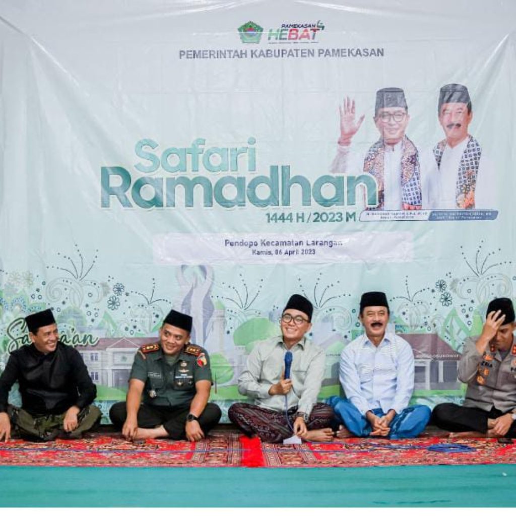 Bupati dan Wabup mengunakan Sarung Produk Wirausaha Baru (WUB) Pamekasan, Dalam Acara Safari Ramadhan