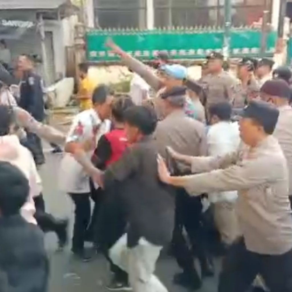 Ratusan Massa aksi Aktifis, Menuntut Pihak Hukum Segera jebloskan pelaku Mavia pupuk, Berahir ricuh, mengakibatkan satu peserta aksi di rawat Inap.