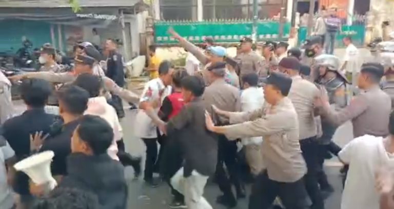 Ratusan Massa aksi Aktifis, Menuntut Pihak Hukum Segera jebloskan pelaku Mavia pupuk, Berahir ricuh, mengakibatkan satu peserta aksi di rawat Inap.