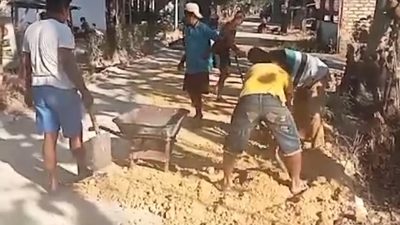 Antusias Warga Bergotong Royong Perbaiki Jalan Berlobang, Pemkab Sumenep Gak Prihatin.