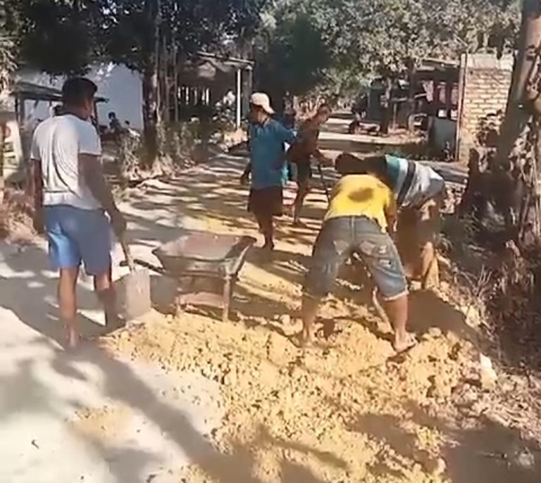 Antusias Warga Bergotong Royong Perbaiki Jalan Berlobang, Pemkab Sumenep Gak Prihatin.