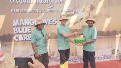 DLH Kabupaten Sumenep Lakukan Pembinaan dan Edukasi Mangrove di Wisata Pantai Matahari