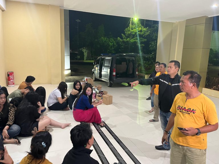 Amankan 34 Orang Pengunjung dan Puluhan Dos Berisi Miras Di Caffe Mr. Ball dan Lotus, Di Amankan Polres Sumenep.