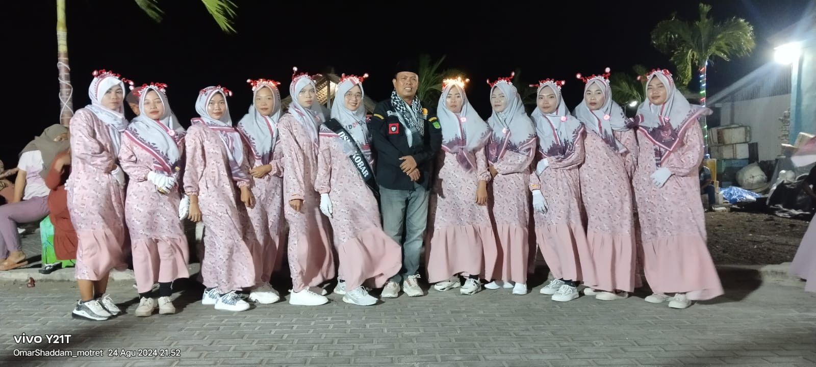 Foto peserta mengunakan pakaian syar’i 