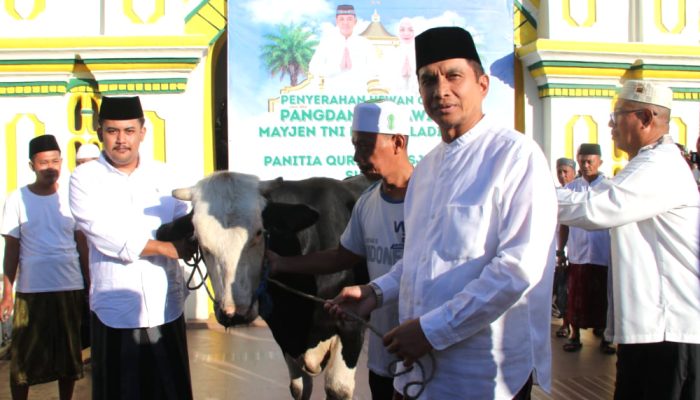 TNI Serahkan Dua Ekor Sapi Kurban di Hari Raya Iduladha di Masjid Jamik  Sumenep