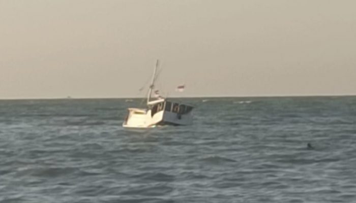 Kapal Tujuan Pulau Raas Karam, Muatan Tercecer di Laut Dungkek
