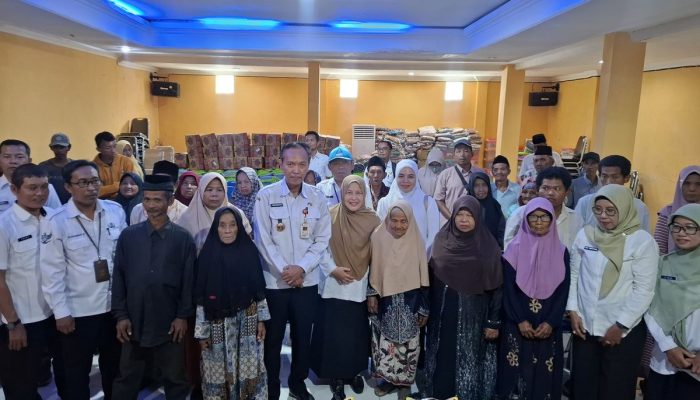 Dinsos Sumenep Salurkan Bantuan Sembako untuk 40 Gelandang dan Pengemis